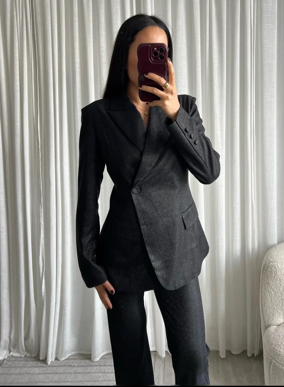 Tailleur Noir Scintillant Élégance