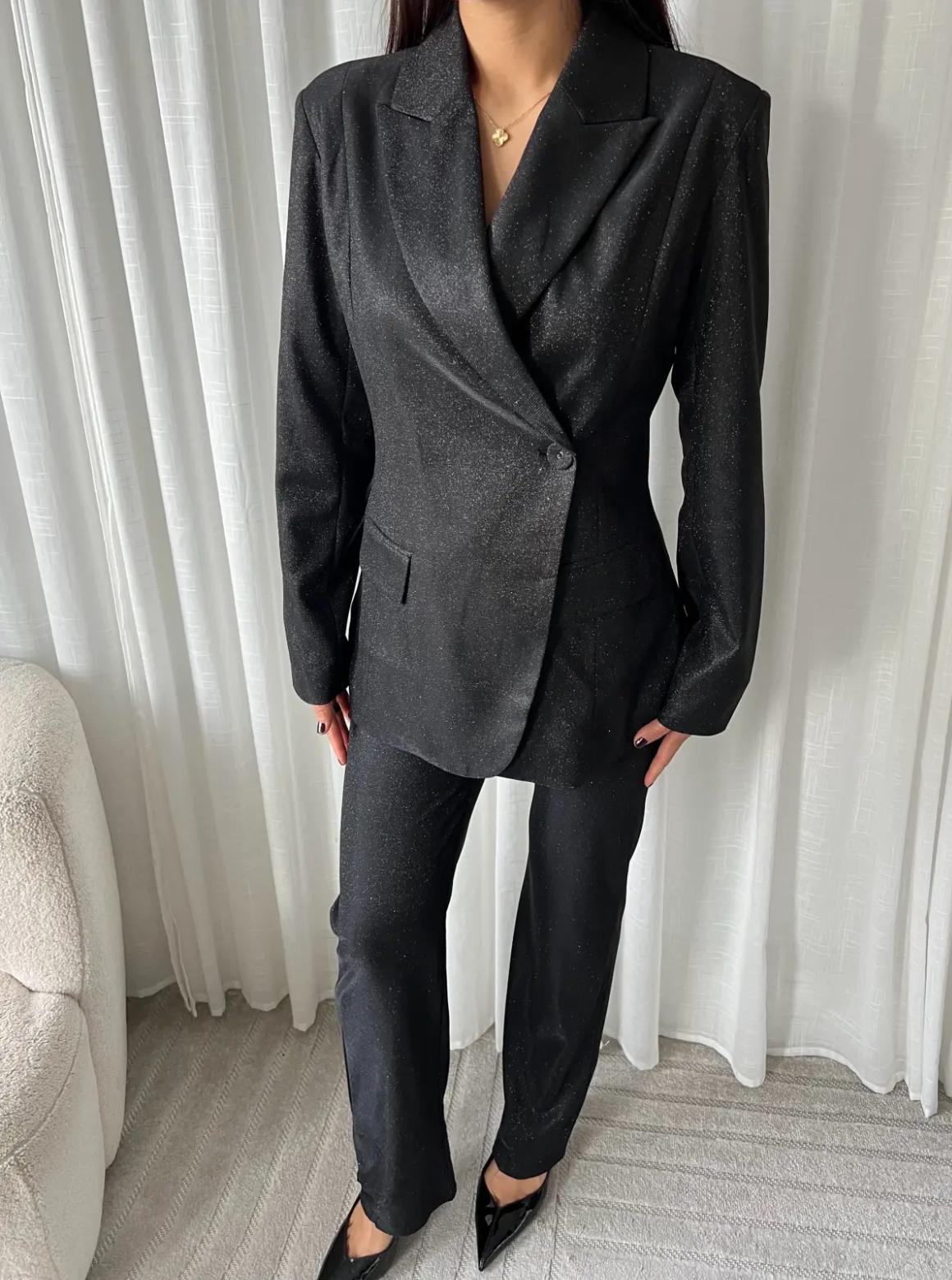 Tailleur Noir Scintillant Élégance